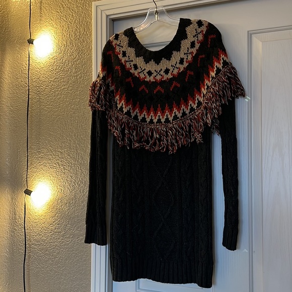Boutique beautiful sweater with fringe - Picture 3 of 6